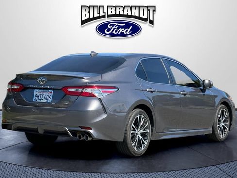 Used 2020 Toyota Camry SE FWD image 3
