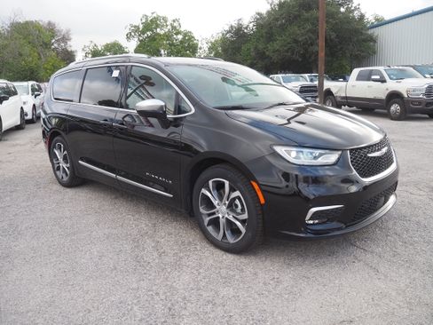 New 2026 Chrysler Pacifica Pinnacle image 4