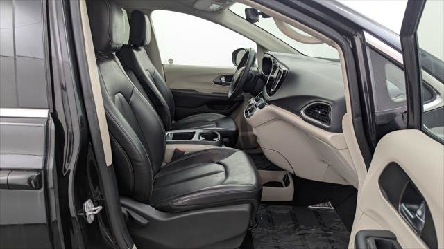 Used 2023 Chrysler Pacifica Touring-L FWD image 21