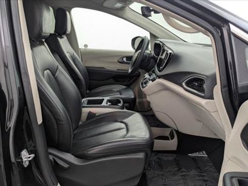 Used 2023 Chrysler Pacifica Touring-L FWD image 21