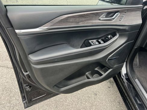 Used 2022 Jeep Grand Cherokee Overland w/ Luxury Tech Group IV image 10