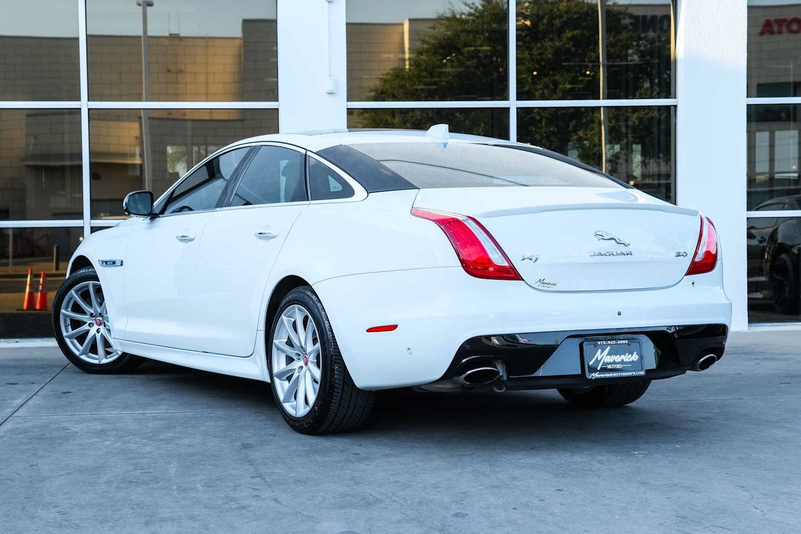 Used 2017 Jaguar XJ R-Sport RWD image 15