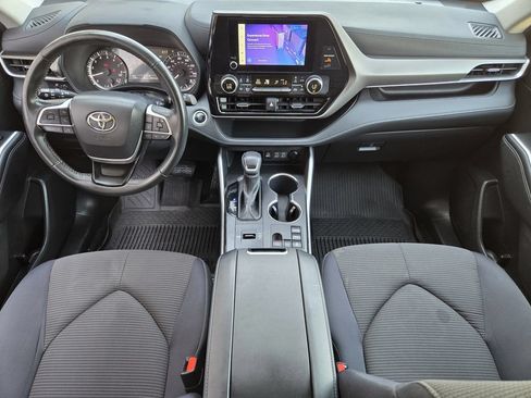 Used 2024 Toyota Highlander LE FWD image 18