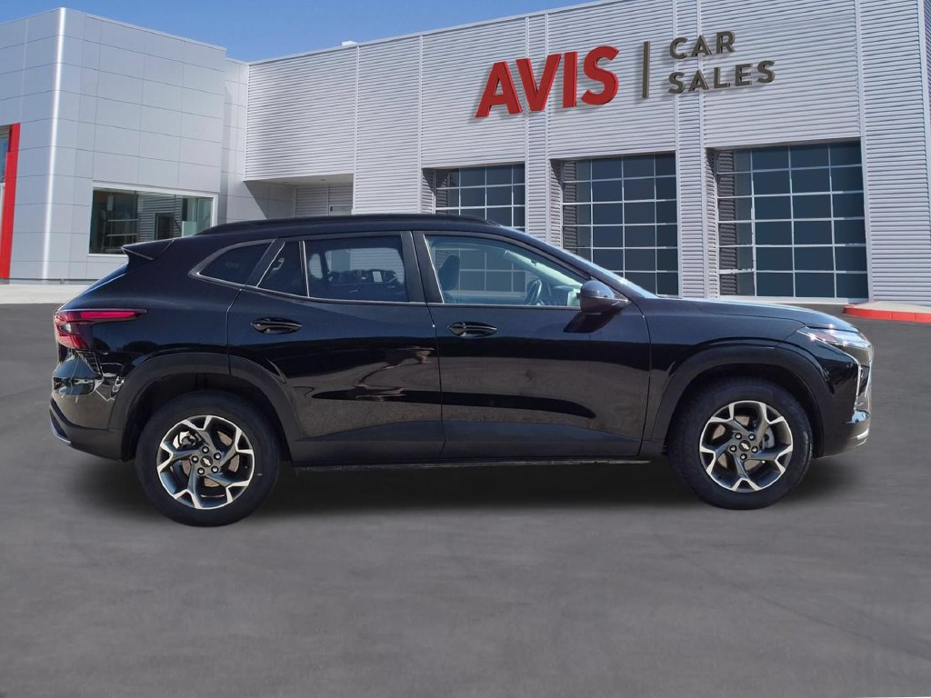 Used 2025 Chevrolet Trax LT w/ LT Convenience Package FWD image 4