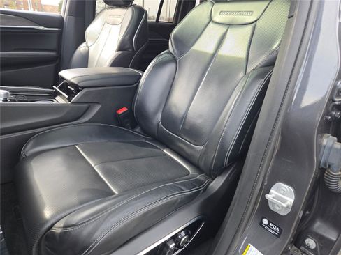 Certified 2022 Jeep Grand Cherokee Overland w/ Luxury Tech Group IV AWD/4WD image 31