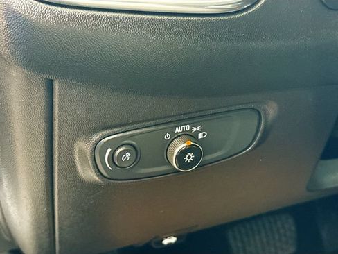 Used 2021 Chevrolet Equinox LS FWD image 11