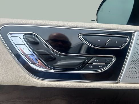 Used 2019 Lincoln Navigator Reserve AWD/4WD image 18