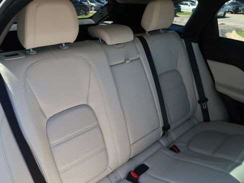 Used 2019 Jaguar F-PACE Prestige image 9