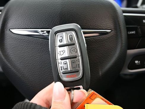 Used 2025 Chrysler Pacifica Select image 36