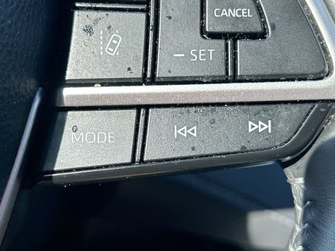 Used 2024 Toyota Highlander XLE FWD image 17