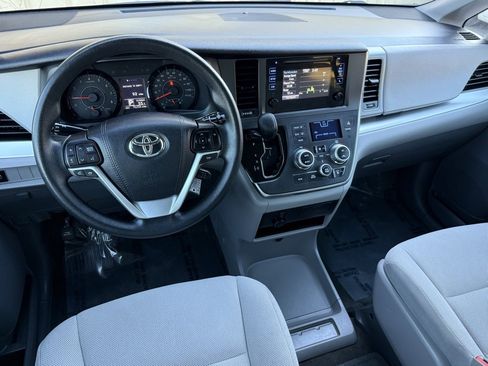 Used 2017 Toyota Sienna L image 27