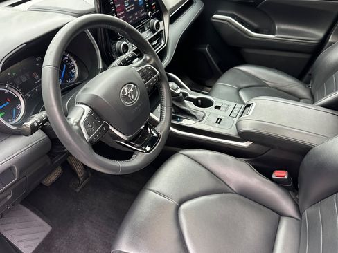 Used 2021 Toyota Highlander XLE AWD/4WD image 9