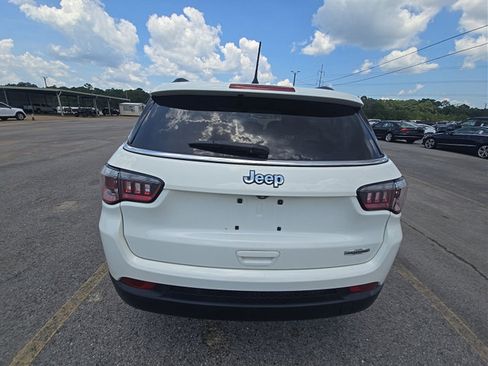Used 2018 Jeep Compass Latitude w/ Popular Equipment Group FWD image 6