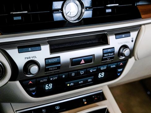 Used 2014 Lexus ES 300h w/ Luxury Package w/Bamboo Trim FWD image 28