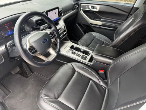 Used 2022 Ford Explorer XLT w/ Equipment Group 202A RWD image 9