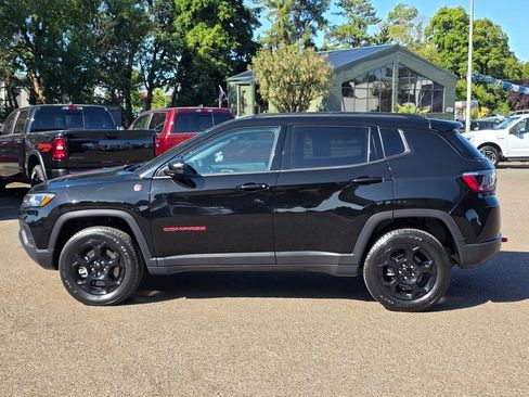 Used 2023 Jeep Compass Trailhawk image 5