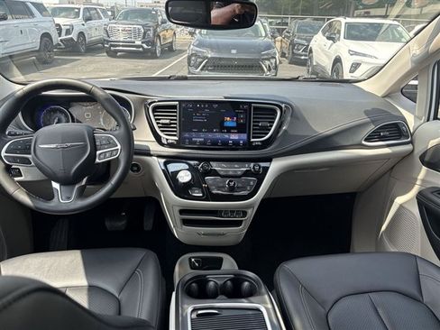 Used 2024 Chrysler Pacifica Touring-L FWD image 19