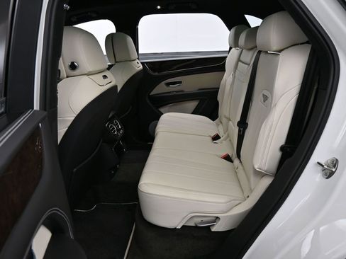 Certified 2023 Bentley Bentayga Plug-In Hybrid AWD/4WD image 25