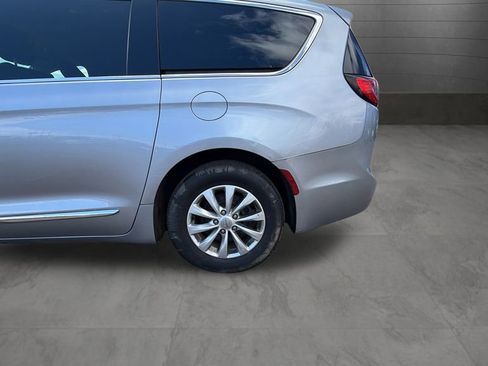 Used 2019 Chrysler Pacifica Touring-L FWD image 16