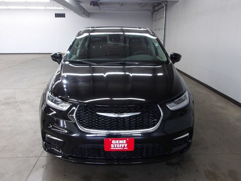 Used 2024 Chrysler Pacifica Limited FWD image 6