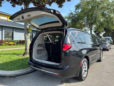 Used 2023 Chrysler Pacifica Limited FWD image 19