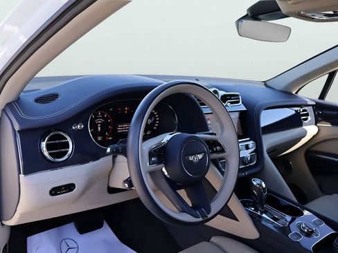 Used 2025 Bentley Bentayga Extended Wheelbase AWD/4WD image 19