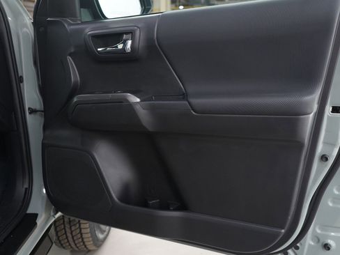 Used 2022 Toyota Tacoma TRD Sport image 9