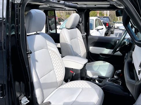 Used 2021 Jeep Wrangler Unlimited Sahara image 9