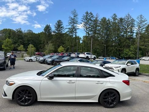 Used 2023 Honda Civic Sport image 3