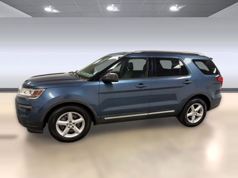 Used 2018 Ford Explorer XLT FWD image 2
