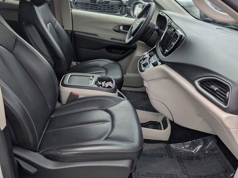 Used 2023 Chrysler Pacifica Touring-L FWD image 22