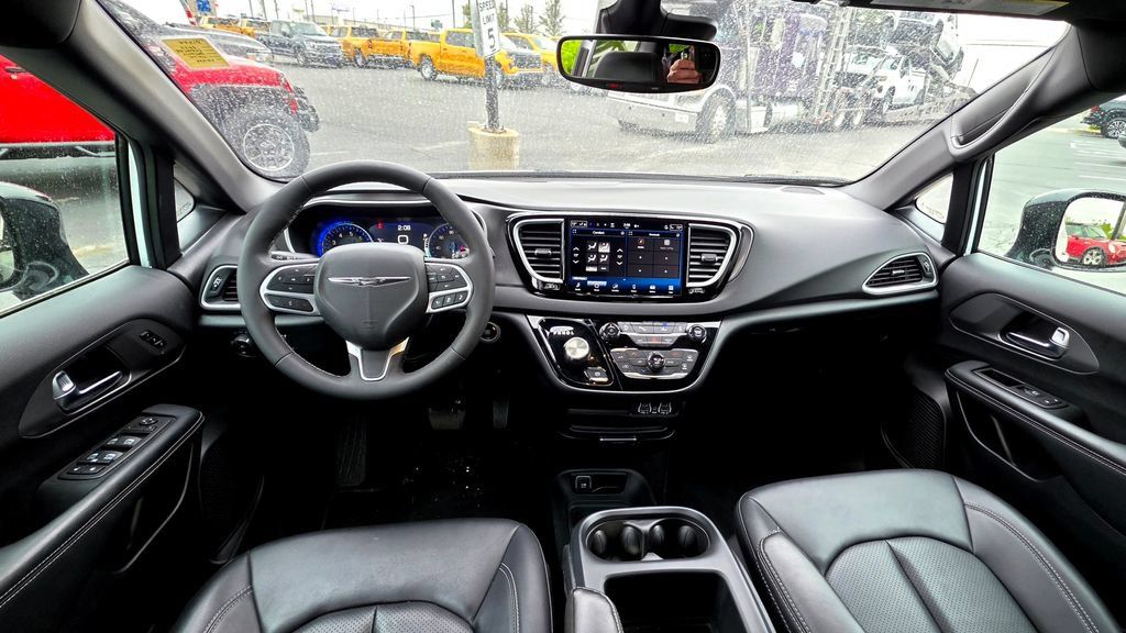 Used 2025 Chrysler Pacifica Select FWD image 21