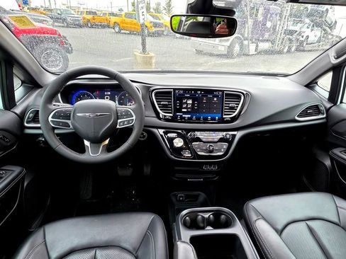 Used 2025 Chrysler Pacifica Select FWD image 21