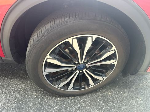 Used 2022 Ford Escape SE w/ SE Sport Appearance Package image 10