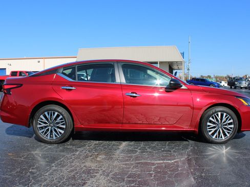 Used 2024 Nissan Altima 2.5 SV image 3