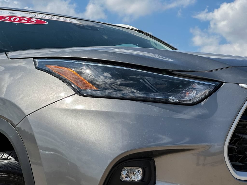 Certified 2025 Toyota Highlander XLE FWD image 10