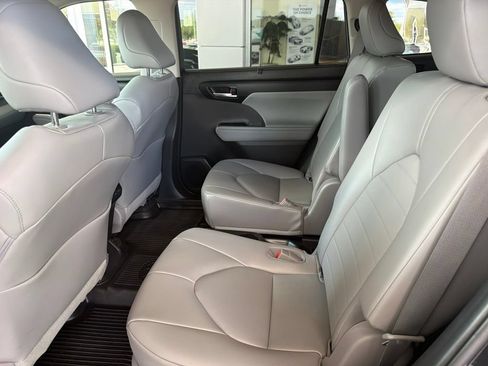 Used 2023 Toyota Highlander XLE AWD/4WD image 22