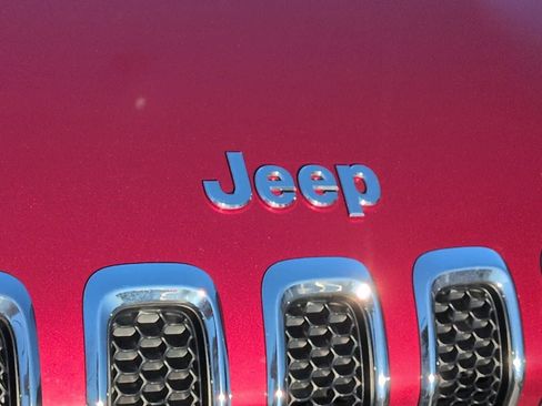 Used 2016 Jeep Cherokee Limited image 12