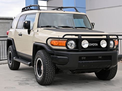 Used 2010 Toyota FJ Cruiser 4WD image 38