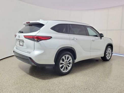Used 2023 Toyota Highlander Limited FWD image 5
