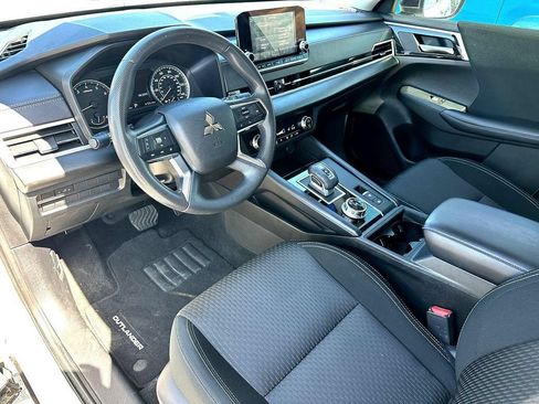 Used 2024 Mitsubishi Outlander ES FWD image 14