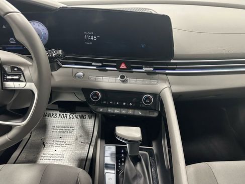 Used 2025 Hyundai Elantra SEL image 25