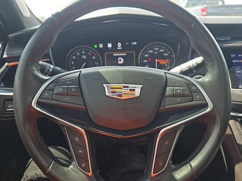 Used 2024 Cadillac XT5 Premium Luxury w/ Technology Package AWD/4WD image 8