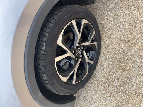 Used 2019 Toyota C-HR XLE image 9