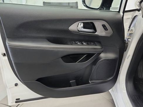 Used 2025 Chrysler Pacifica Select FWD image 27