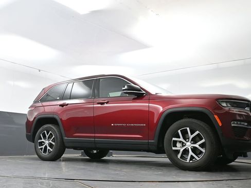 Used 2024 Jeep Grand Cherokee Limited AWD/4WD image 24