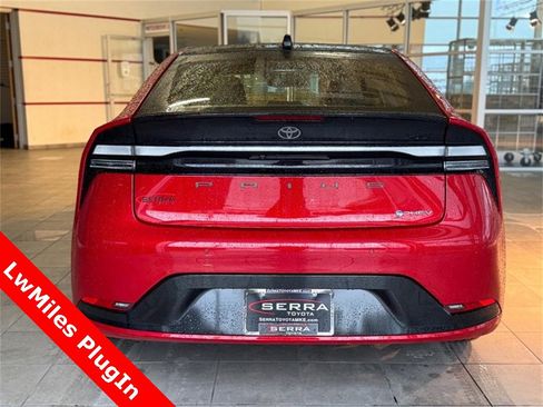 Used 2025 Toyota Prius Plug-In Hybrid image 4