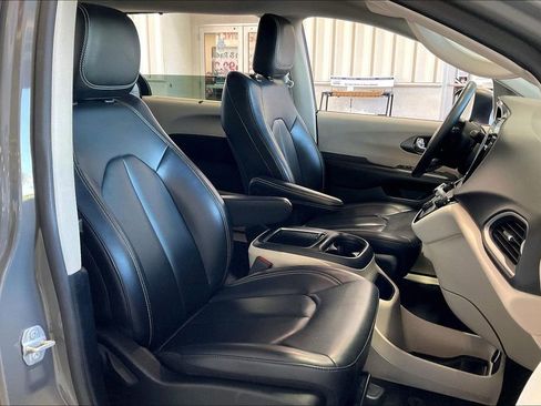Used 2023 Chrysler Pacifica Touring-L FWD image 23