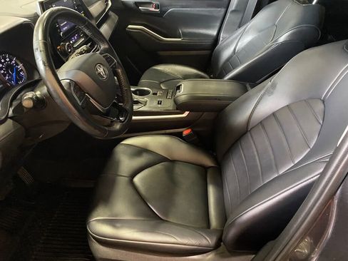 Used 2021 Toyota Highlander XLE image 5