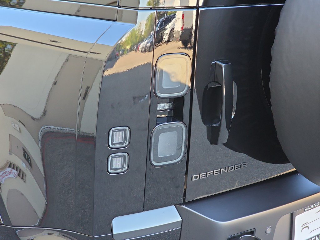 New 2026 Land Rover Defender 110 X-Dynamic SE AWD/4WD image 23